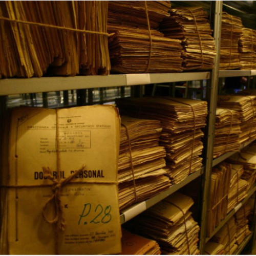 Peste 71.000 de români au rămas ilegal în străinătate în perioada comunistă