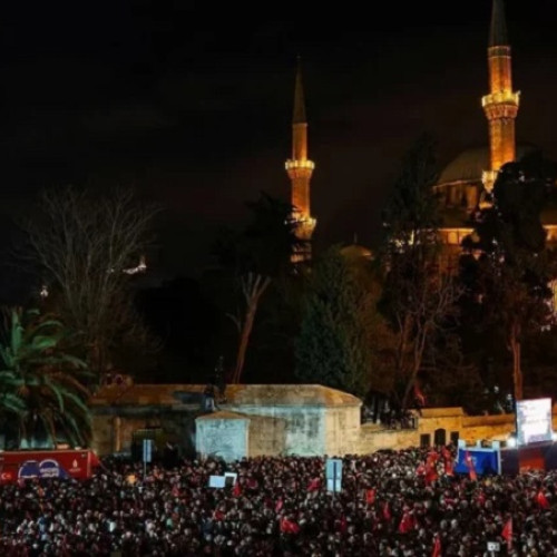 Proteste masive la Istanbul după arestarea primarului