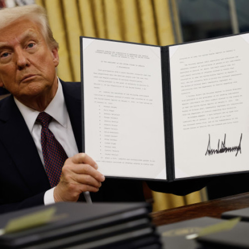 Donald Trump semnează un ordin pentru creșterea producției de minerale esențiale în SUA