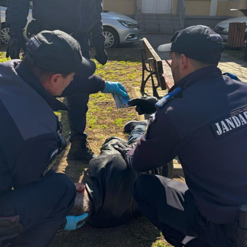 Un bărbat a fost transportat de urgență la spital dintr-un parc din Botoșani