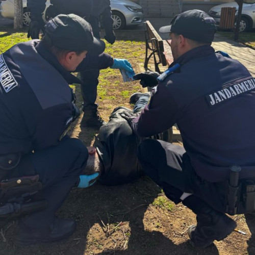 Jandarmii intervin rapid pentru salvarea unui bărbat căzut inconștient într-un parc