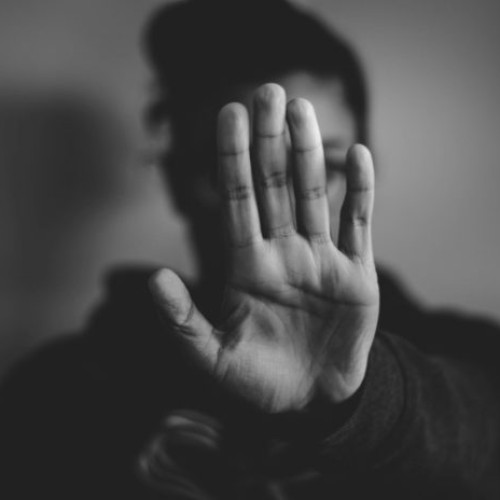 O adolescentă din Suharău, victima unui individ acuzat de infracțiuni grave