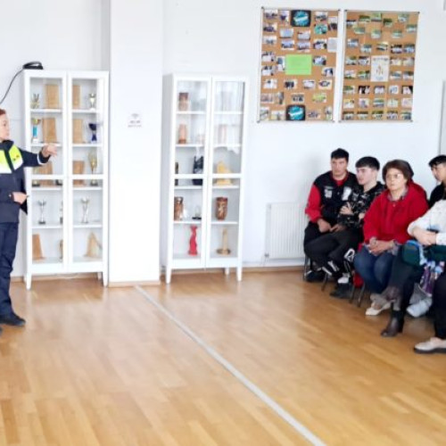 Campania "Adolescenta fara delincventa!" continuă să informeze elevii din Botoșani