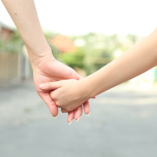 Curtea Constituțională din Italia permite persoanelor singure să adopte copii străini