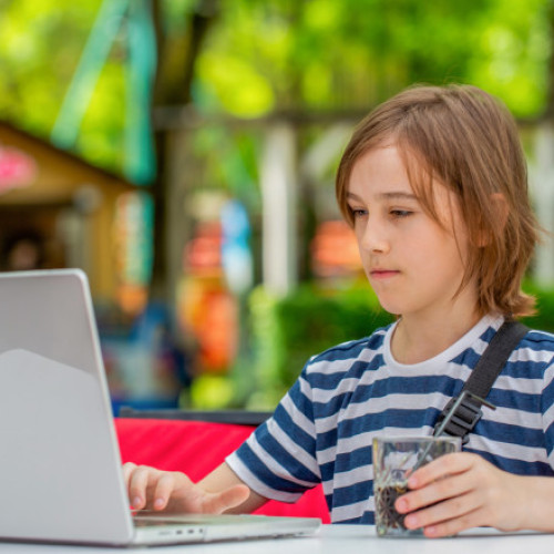 Profesorilor din Madrid li se interzice să impună teme cu ecrane în școli