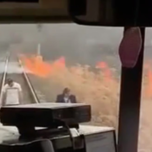 Incendiu de vegetație oprește un tren pe ruta Cluj-Sibiu