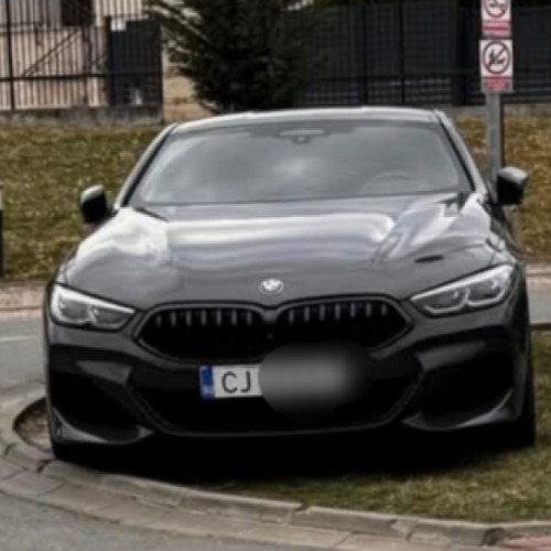 Soferi din Cluj parcheaza pe spatiul verde