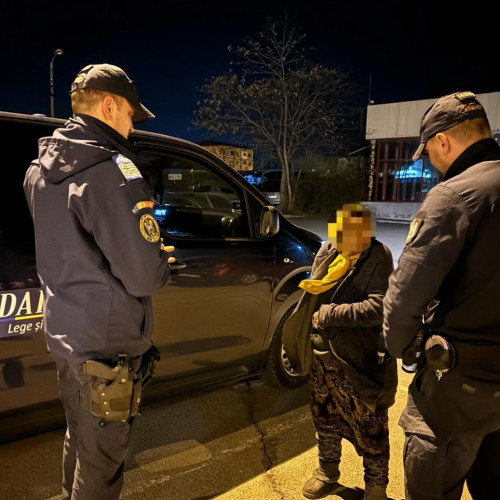 Jandarmeria Botoșani ajută o femeie de 72 de ani, pierdută la gară