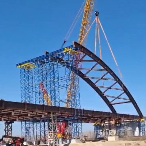 Constructor roman monteaza arcele metalice la un pasaj peste calea ferata