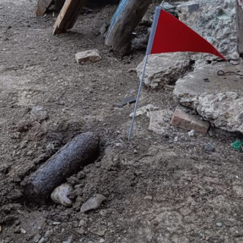 Descoperire periculoasă în comuna Vladeni: un proiectil exploziv găsit în curte