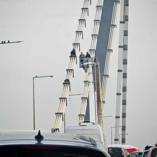 Protest pe podul de la Agigea: un bărbat cere „turul 2 înapoi”