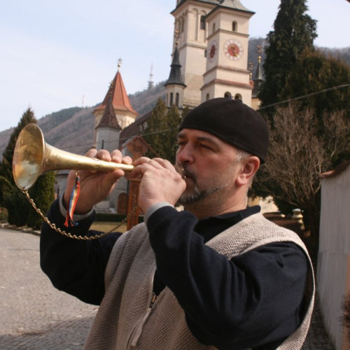 Junii Brașovului celebrează venirea primăverii cu tradiționala ieșire cu surla