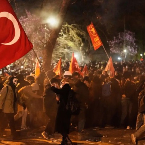 Proteste Violente în Turcia după Arestarea Primarului Istanbulului
