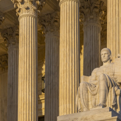 Administrația Trump solicită Curții Supreme suspendarea reintegrării angajaților concediați