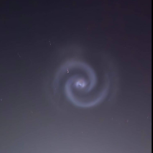 Fenomen spectaculos pe cerul European, generat de racheta Falcon 9 a SpaceX