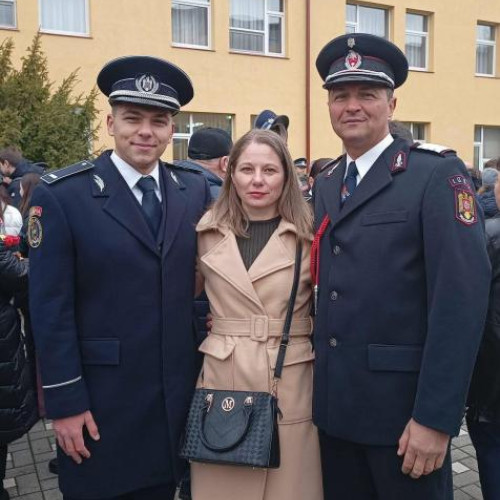 O familie din Cluj inspiră iubirea pentru uniformă și dedicarea în comunitate