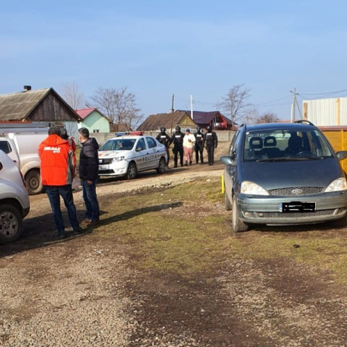 Un condamnat s-a ascuns în lada canapelei pentru a evita arestarea