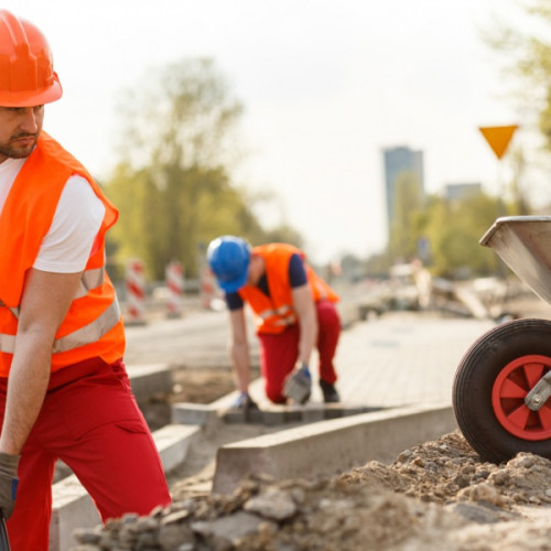 Taxele mari pe muncă îndreaptă românii spre munca la negru