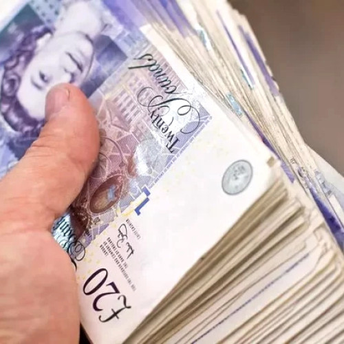 Mii de studenți români suspectați de fraudă în sistemul de împrumuturi universitare din Marea Britanie