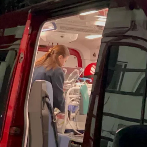 Bebelus de 27 de zile, transportat de urgență la Iași cu o ambulanță SMURD