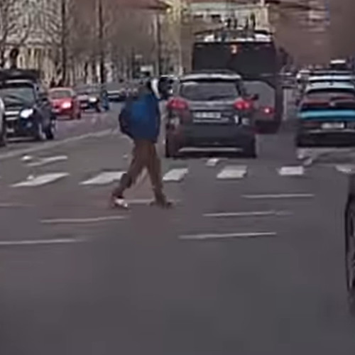Incident șocant în Cluj-Napoca: Pieton traversează haotic