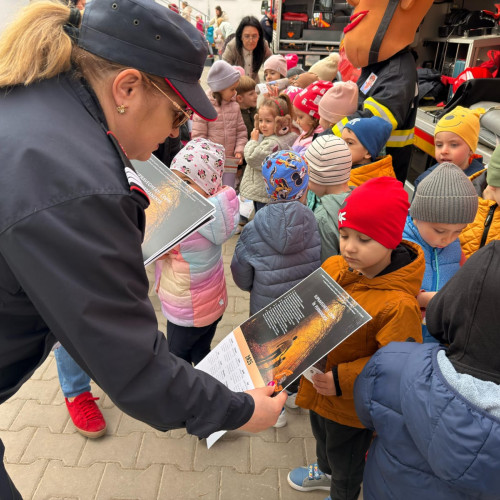 Pompierii le predau lecții de siguranță copiilor de la Grădinița nr. 22