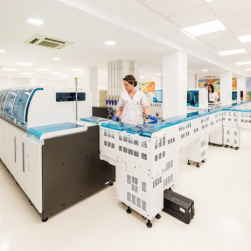 Test inovator pentru depistarea endometriozei disponibil în rețeaua Regina Maria