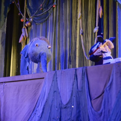 Un elefantel curios își caută răspunsuri la Teatrul de Păpuși