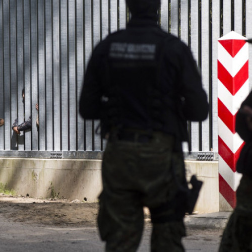 Premierul polonez suspendă temporar dreptul la azil pentru migranți