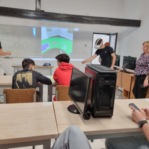 Elevii de la Colegiul Național "Mihai Eminescu" învață despre moda sustenabilă