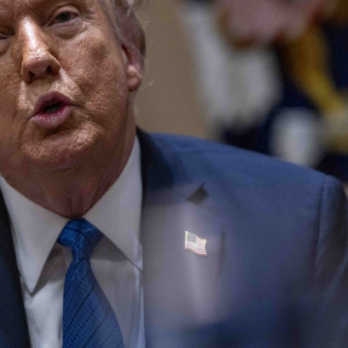 Donald Trump impune taxe vamale de 25% pe automobilele importate