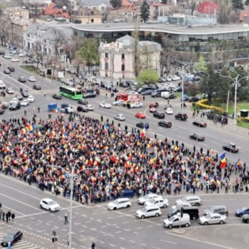 Mii de persoane au protestat în Capitală pentru Georgescu