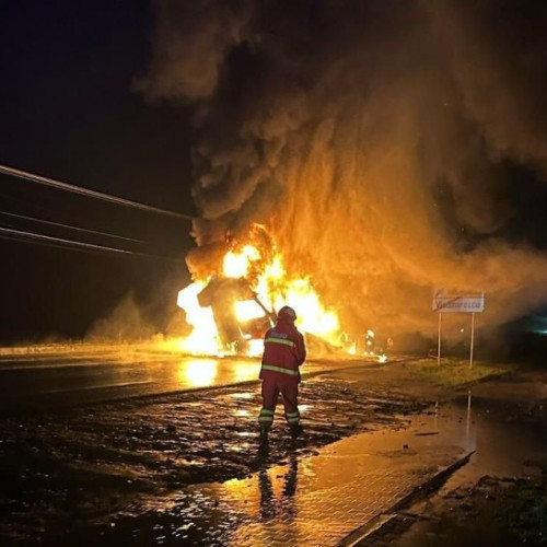 Accident grav pe DN7: Două autocamioane implicate într-un incendiu
