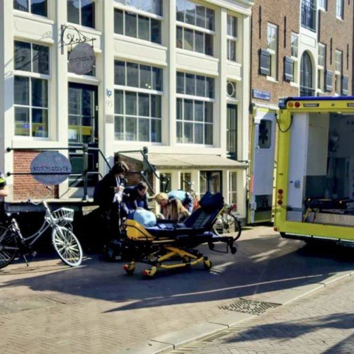 Atac cu arma alba în Amsterdam: Cinci persoane rănite