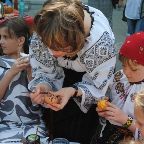 Ateliere de încondeiat ouă pascale organizate de Centrul Județean pentru Conservarea și Promovarea Culturii Tradiționale Botoșani