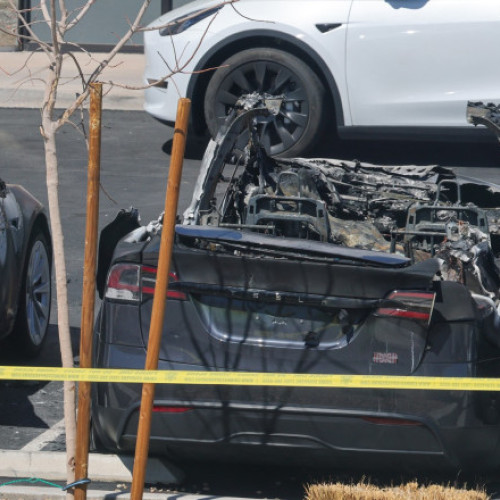 Un bărbat arestat pentru atacuri asupra unui centru Tesla în Las Vegas