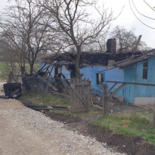 Incendiu devastator în Tudor Vladimirescu: o femeie de 81 de ani și-a pierdut casa