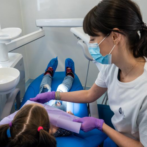 Aproape jumătate dintre copiii din România au carii dentare netratate