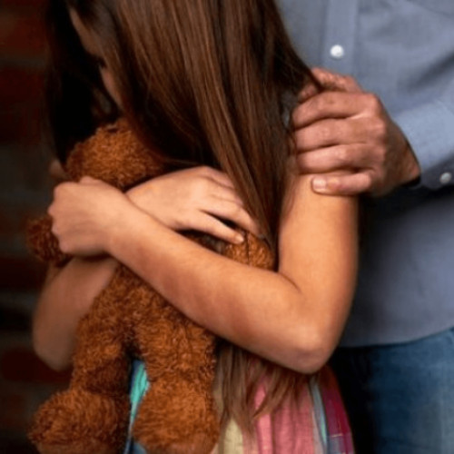 Un bărbat din Cluj a fost arestat pentru relații intime cu fiica vitregă de 13 ani