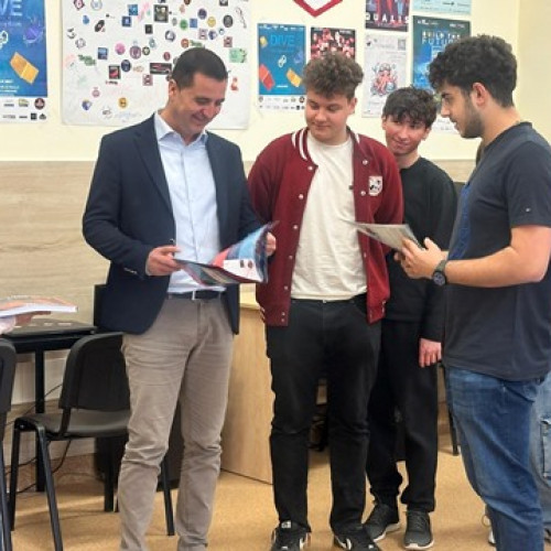 Deputatul Dragos Ciobotaru vizitează clubul de robotică din Panciu