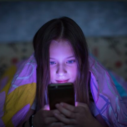 Copiii petrec peste 6 ore pe zi pe rețelele sociale, avertizează Salvati Copiii România