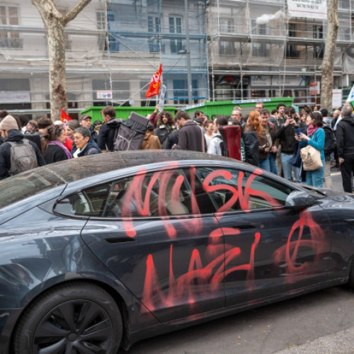 Proteste în masă la showroom-urile Tesla din întreaga lume