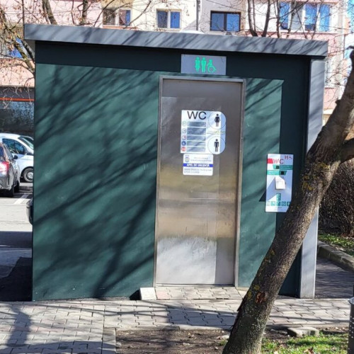 Două toalete publice au fost distruse prin incendiere