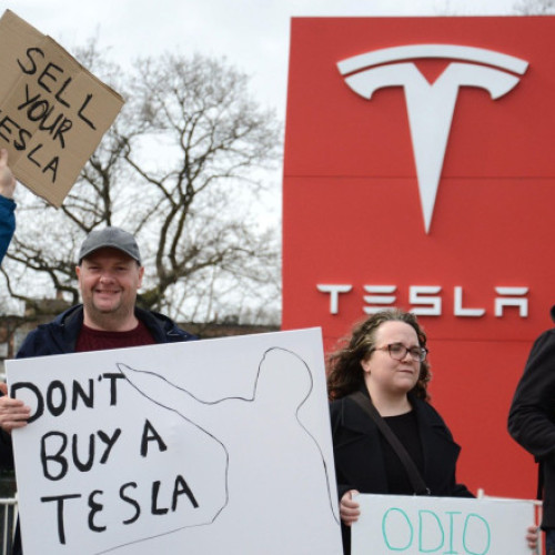 Proteste la concesionarii Tesla din Regatul Unit