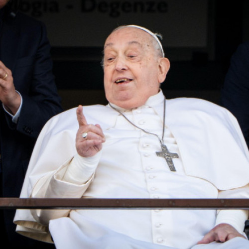 Papa Francisc prezintă o îmbunătățire surprinzătoare după spitalizare