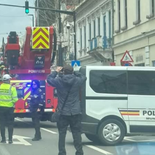 Pompierii din Cluj au intervenit pentru a îndepărta tencuiala de pe o clădire