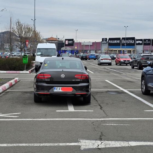 Incident neobișnuit la VIVO Cluj: Șoferul a ocupat mai multe locuri de parcare