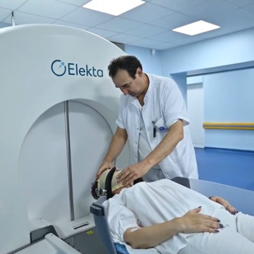 Pacienți din străinătate tratează afecțiuni tumorale cu Gamma Knife la Iași