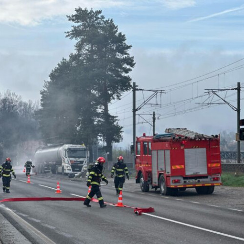 Trafic blocat pe DN 1 la Comarnic din cauza scurgerilor de acid sulfuric
