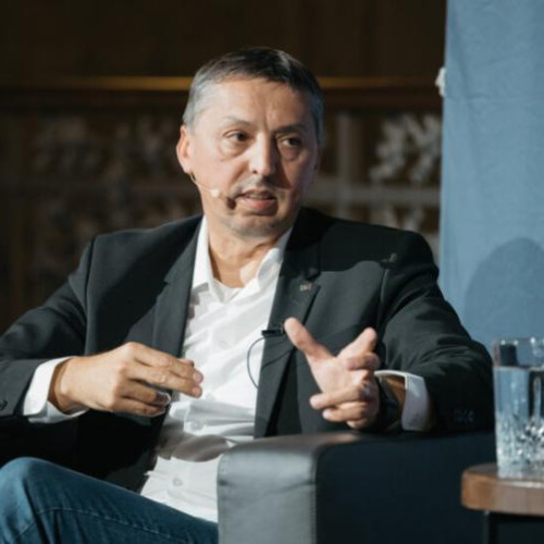 Ministrul Educației discută despre uniformele școlare obligatorii